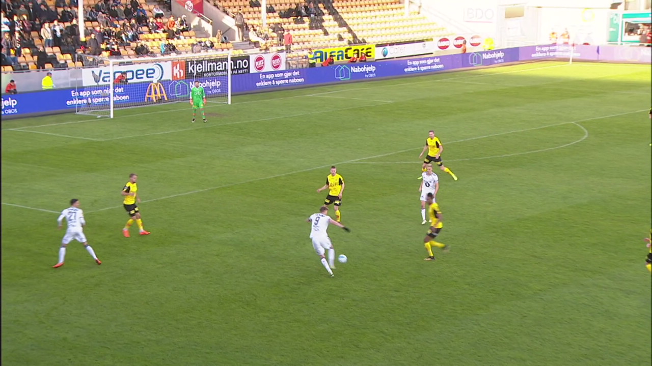 Se Lord Bendtner sette inn målet i Mesterfinalen